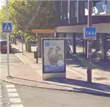 Mupi junto a la estación de autobuses de León Mupi publicitario en la estación de autobuses de León